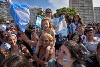 Argentinos ansiosos por la nueva camiseta de la selecci&oacute;n con la tercera estrella