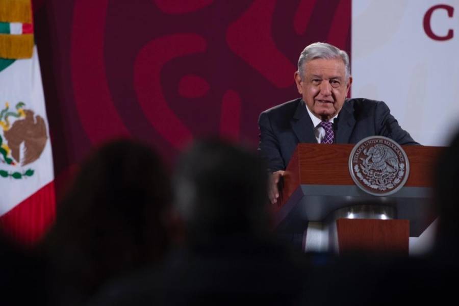 AMLO califica a gobernador de Texas de inhumano y anticristiano