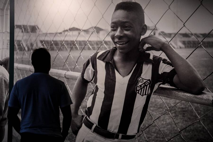 En la cuna deportiva de Pelé, admiración por el astro hospitalizado