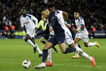 Mbapp&eacute; da la victoria al PSG contra el Estrasburgo, Neymar expulsado