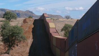Abbott improvisa muro fronterizo entre El Paso y M&eacute;xico con contenedores