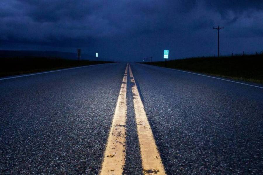 Si va a manejar de noche por carretera, extreme precauciones