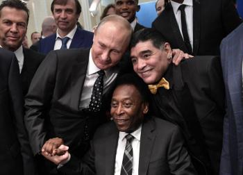 Vladimir Putin rinde homenaje a Pel&eacute;, 