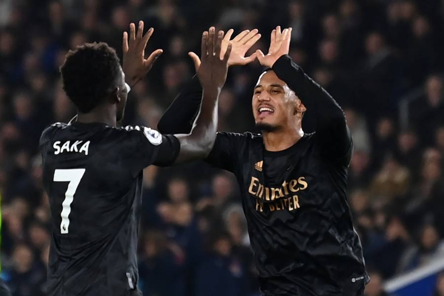 Arsenal gana 4-2 en Brighton, Manchester City empata 1-1 con Everton