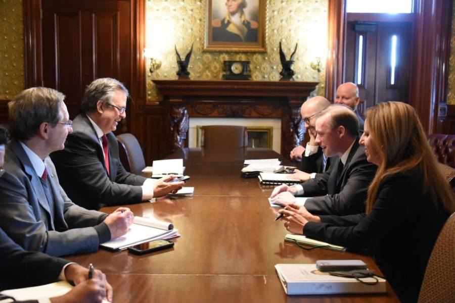 Ebrard dice ser garantía de continuidad