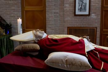 Vaticano publica las primeras im&aacute;genes de los restos mortales de Benedicto XVI
