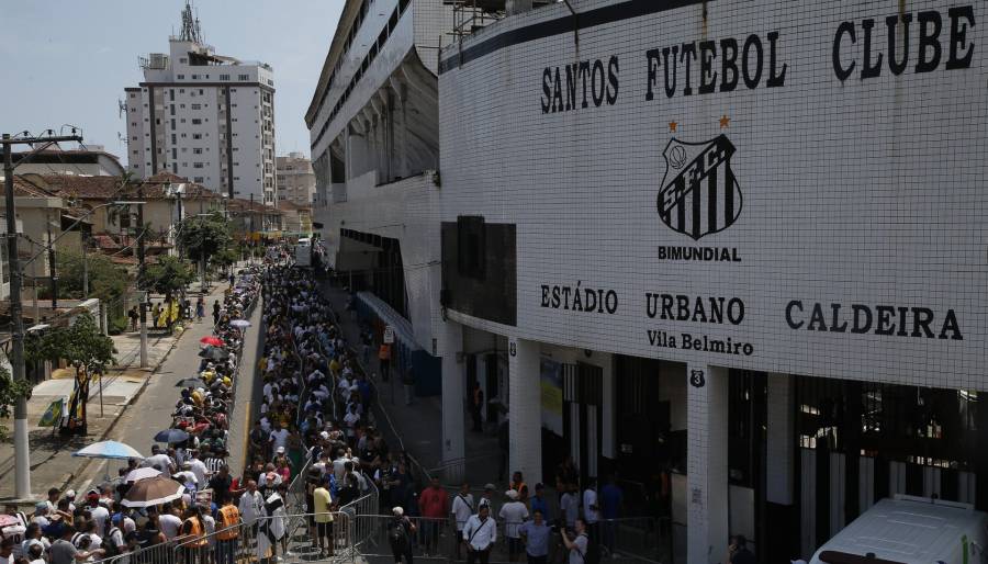 Brasileños viajan a Santos para homenajear a Pelé, la 