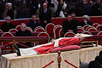 As&iacute; han llegado los fieles a la Bas&iacute;lica de San Pedro para despedir a Benedicto XVI