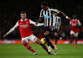 Arsenal y Newcastle se neutralizan; Manchester United sigue en racha