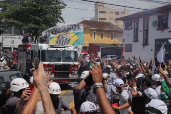 M&aacute;s de 230.000 personas pasaron por el velorio de Pel&eacute;