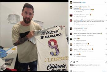 Messi se toma foto con jersey de los Pumas
