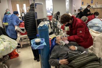 Hospitales en Shangh&aacute;i desbordados por afluencia de enfermos de Covid-19