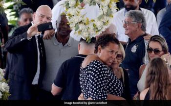 Gianni Infantino gener&oacute; pol&eacute;mica y es criticado por tomar selfie frente a cuerpo de Pel&eacute;