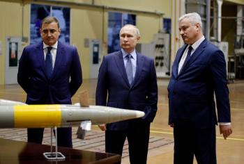Vladimir Putin preside despliegue de buque con misiles hipers&oacute;nicos