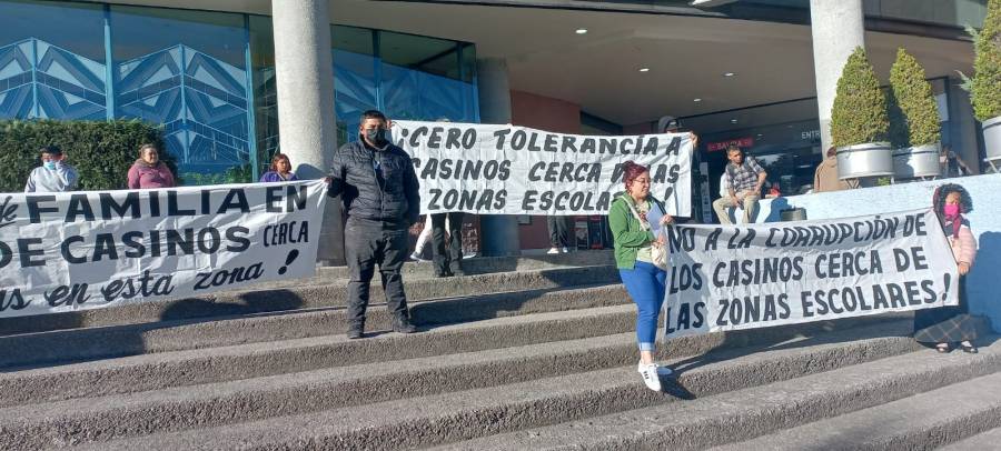 Denuncian padres de familia la construcción de un casino cerca de escuelas en Tecamachalco