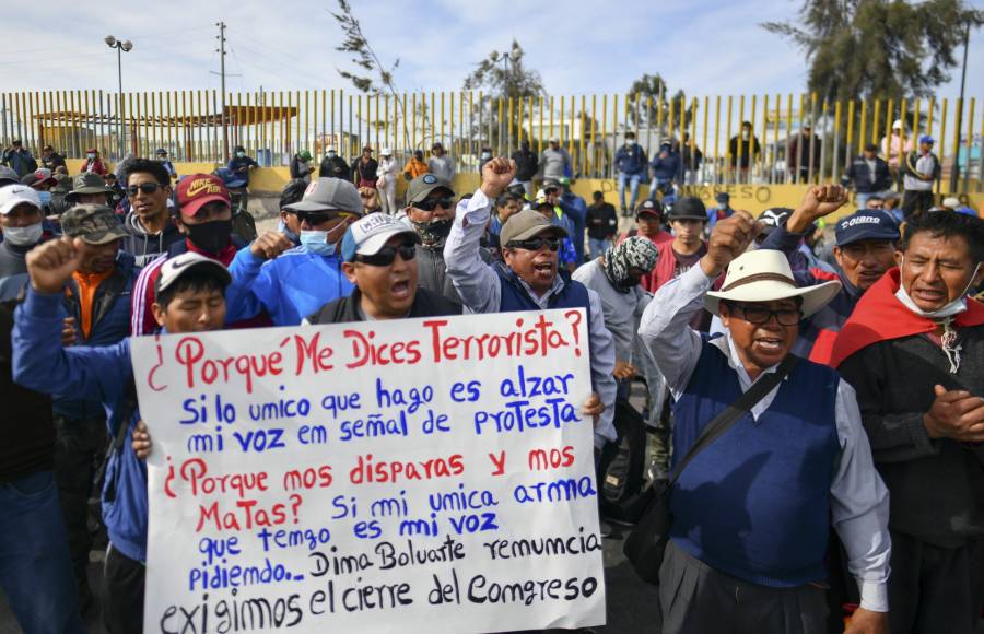 Protestas contra el gobierno de Perú se reinician con bloqueo de vías