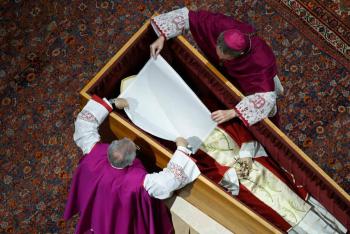El entierro de Benedicto XVI caus&oacute; pol&eacute;mica en redes.