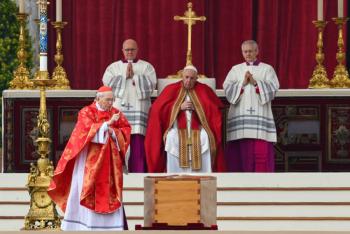 Papa Francisco da su &uacute;ltimo adi&oacute;s a Benedicto XVI ante miles de fieles