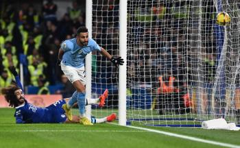 Manchester City vence al Chelsea y acecha el liderato del Arsenal