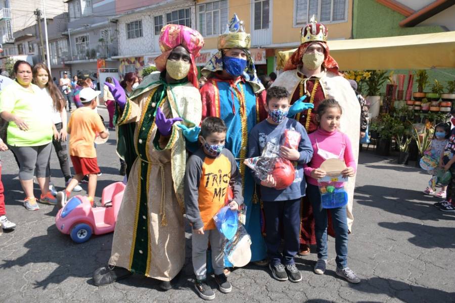 Con payasos juguetes y sorpresas celebran el día de Reyes en Neza