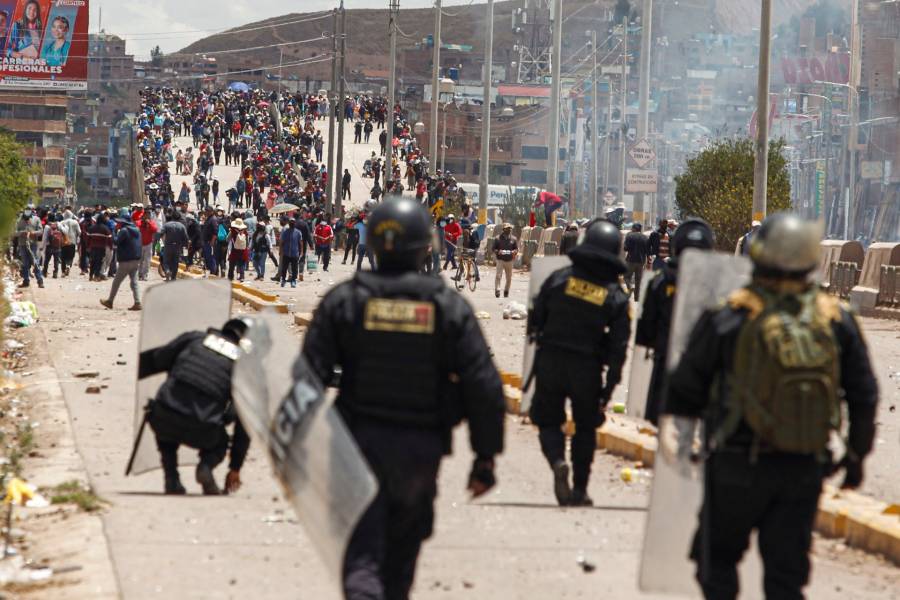 Manifestantes contra gobierno en Perú mantienen bloqueos en rutas