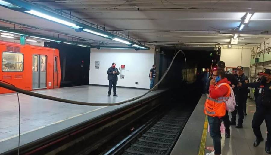 Cae un cable en el andén de la Línea 8 del Metro de la CMDX