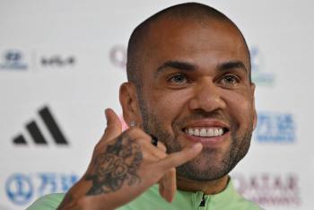 Pumas de Dani Alves se suman a homenajes a Pel&eacute; en el f&uacute;tbol mexicano