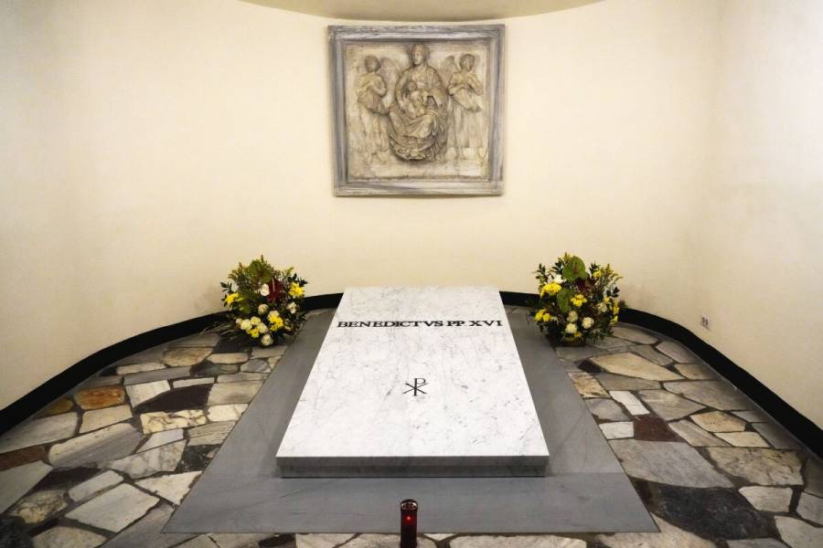 Abren al p&uacute;blico tumba de Benedicto XVI para visitas