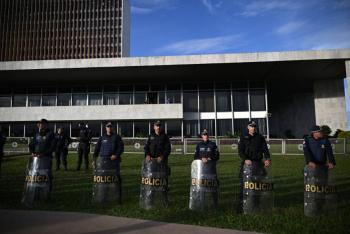 Polic&iacute;a libera a cientos de simpatizantes de Bolsonaro tras asalto en Brasilia
