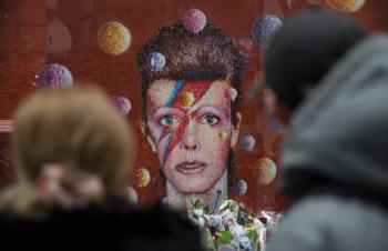 Bowie, Rey del Glam Rock, miles le recuerdan en el mundo; Voltaire presentar&aacute; disco homenaje