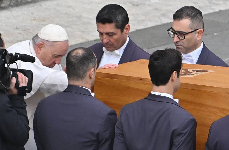 Memorias del secretario de Benedicto XVI sacuden al Vaticano