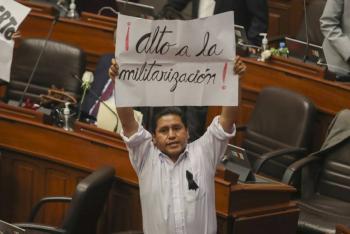 Un muerto en nueva jornada de bloqueos y protestas contra la presidenta de Per&uacute;