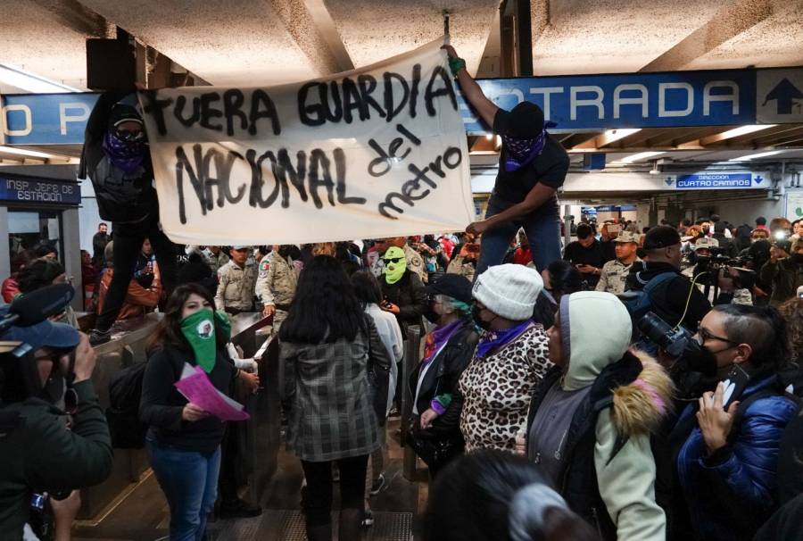 Manifestantes se enfrentan a la Guardia Nacional en el Metro Bellas Artes