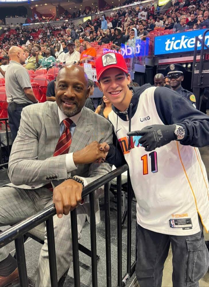 El cantante Robi anota su primer tiro durante partido de la NBA