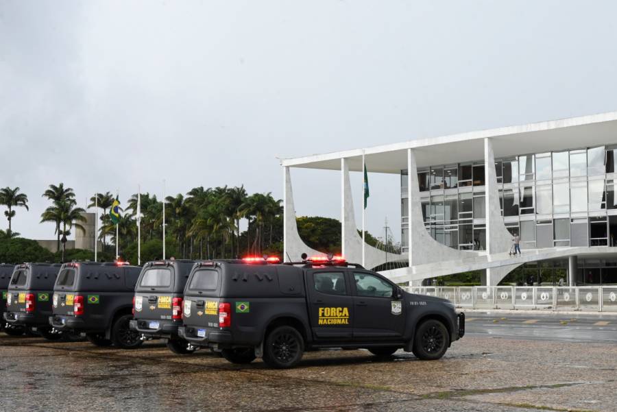 Brasil detiene a exministro de Bolsonaro e investiga al expresidente
