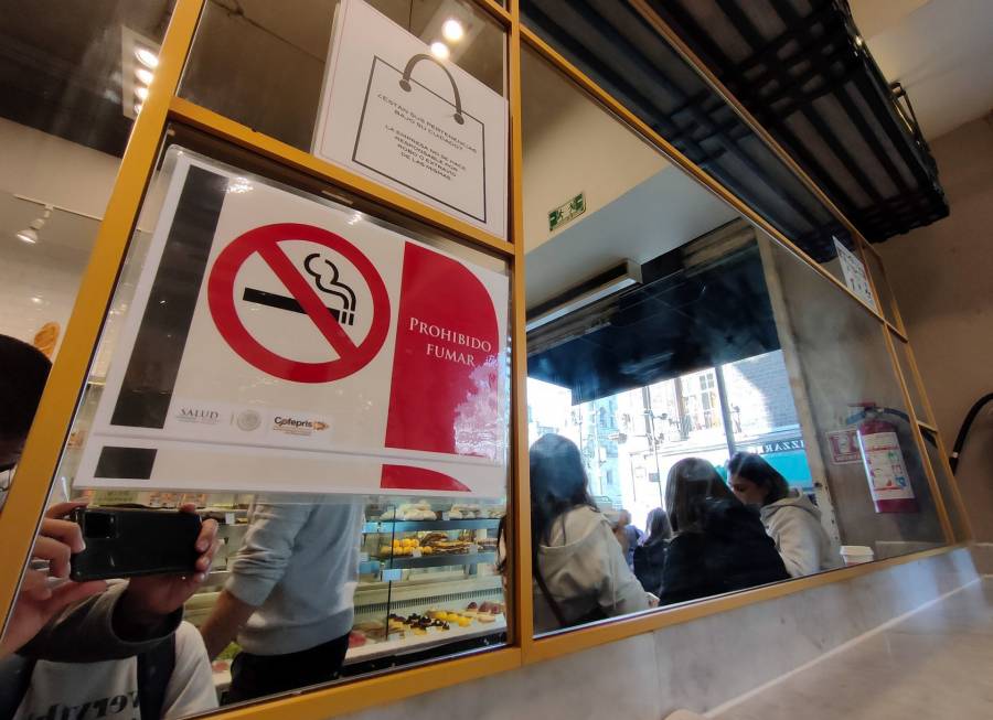 De acuerdo con el nuevo reglamento de la Ley General para el Control del Tabaco, quedará prohibido fumar en cualquier espacio público en todo el país