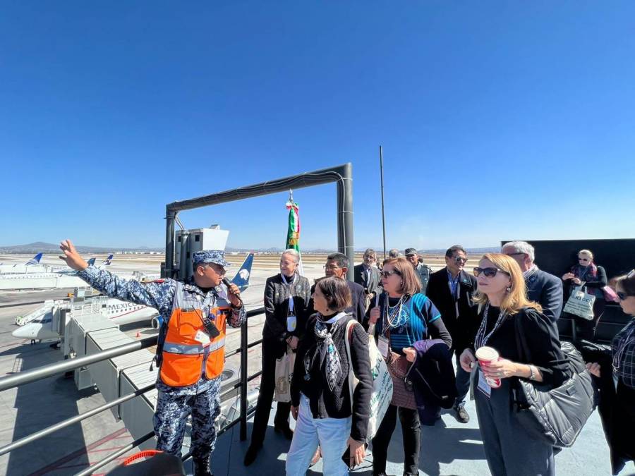 Ebrard recorre AIFA con 150 embajadores y cónsules
