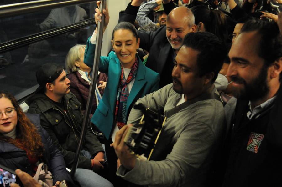 Sheinbaum canta con pasajero en reinauguración de la L12
