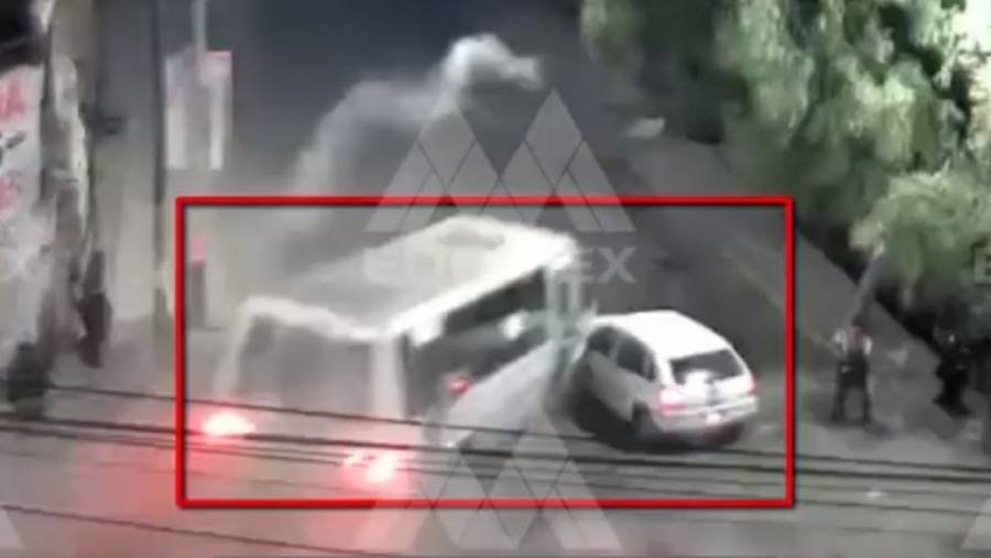 Micro y auto caen a barranco en Naucalpan; viajaban a exceso de velocidad