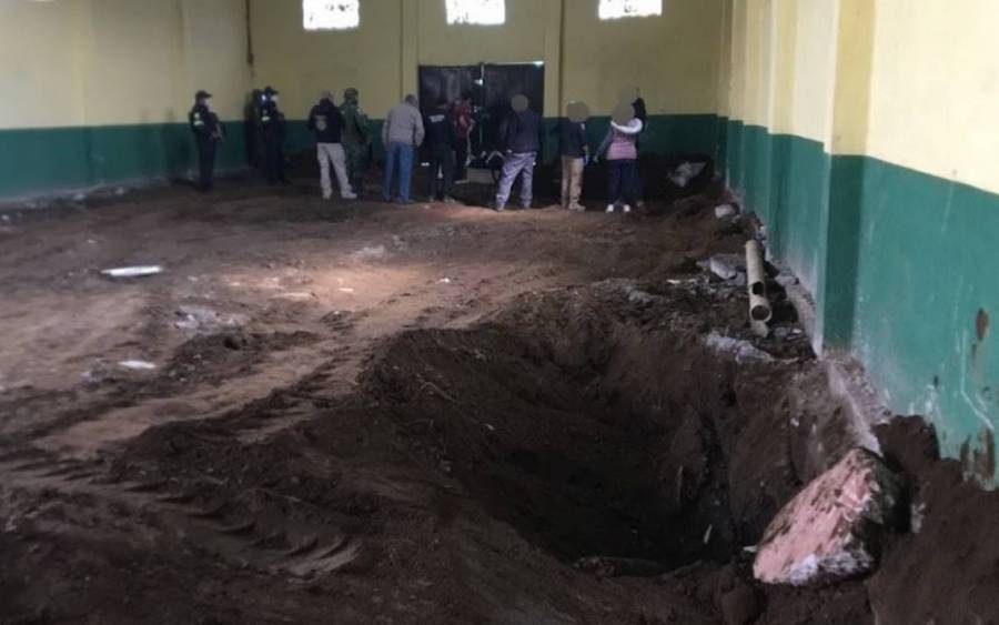 Fiscalía de Edomex inspecciona fosa en la que fueron halladas al menos 46 bolsas con restos humanos