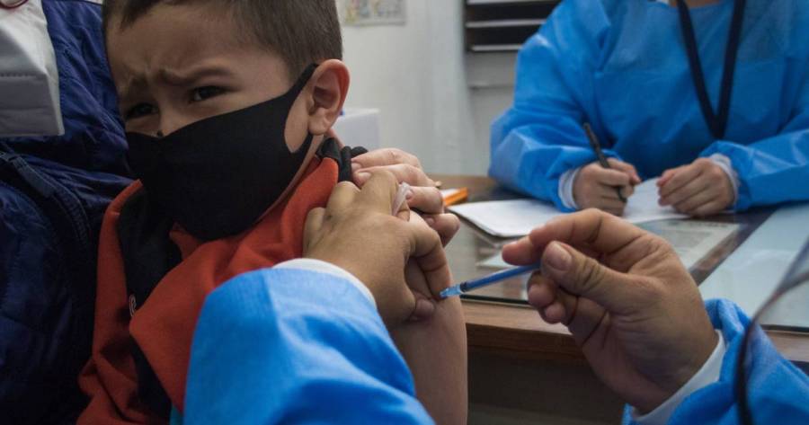 Reúnen en grupos de 10 a niños para recibir vacuna COVID en centros de salud