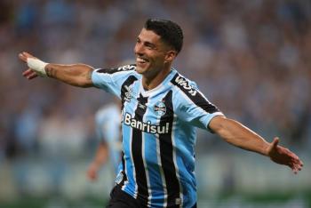 Luis Su&aacute;rez anota un hat-trick en su debut con el Gremio de Porto Alegre