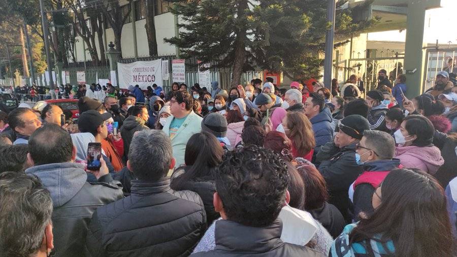 Beca Benito Juárez con sobre solicitantes; se aglomeran y hacen manifestación