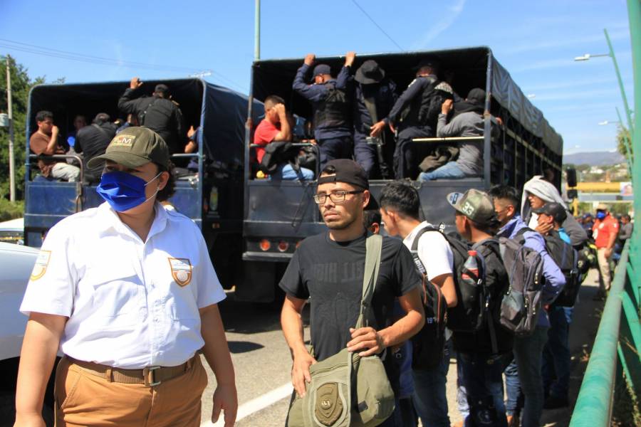 Detienen en Chiapas tráiler que transportaba más de 200 personas