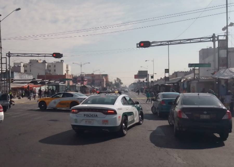 Ambulantes bloquean Eje 1 Norte por retiro de puestos