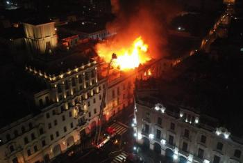 Manifestantes incendian Plaza de San Mart&iacute;n en Lima; exigen la renuncia de Dina Boluarte