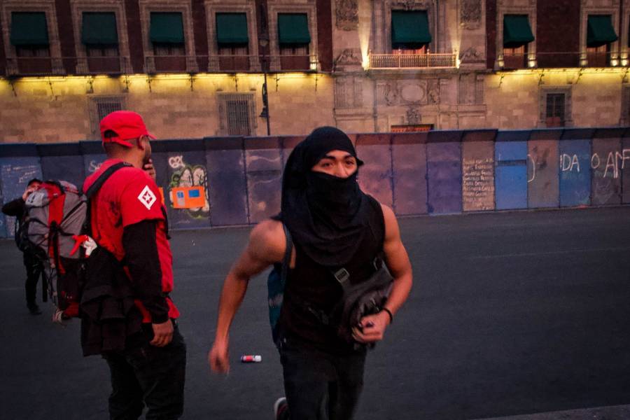 Encapuchados lanzan bombas molotov a Palacio Nacional tras marcha contra GN en el Metro