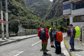 Evac&uacute;an a turistas varados en Machu Picchu por protestas contra el gobierno peruano