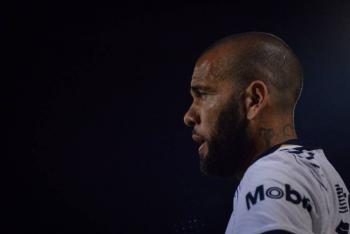 Dani Alves cambia tres veces su declaraci&oacute;n y solicita volver a dar su versi&oacute;n ante la juez