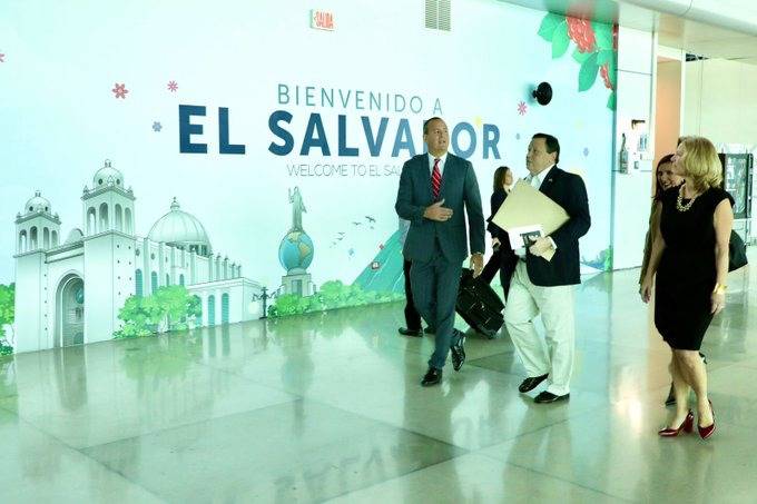 Nuevo embajador de EEUU promete mejorar lazos con El Salvador tras dos años de roces